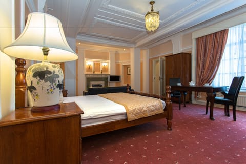 Executive Double Room | Desk, iron/ironing board, WiFi, bed sheets