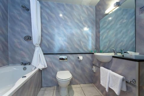 Combined shower/tub, free toiletries, hair dryer, towels