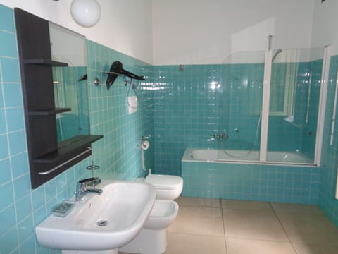 Double Room | Bathroom | Rainfall showerhead, free toiletries, bidet, towels