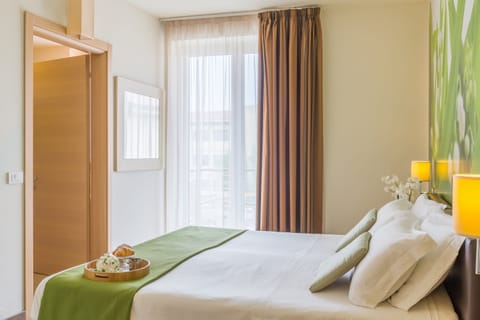 Comfort Room with balcony | Minibar, in-room safe, individually decorated, desk