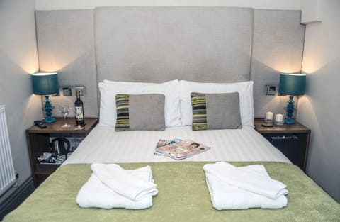Standard Double Room, Ensuite (Small) | Egyptian cotton sheets, iron/ironing board, free WiFi