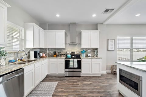 A kitchen perfect for preparing meals for the family!