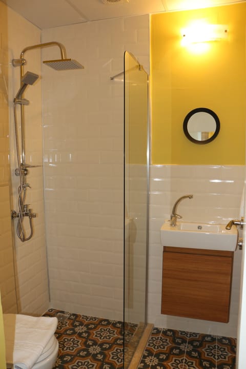 Classic Room, 1 Queen Bed | Bathroom | Shower, rainfall showerhead, hair dryer, bathrobes