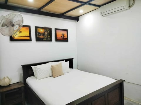 Deluxe Double Room, 1 King Bed | Desk, bed sheets