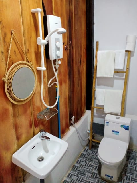 Deluxe Double Room, 1 King Bed | Bathroom | Shower, hair dryer, towels