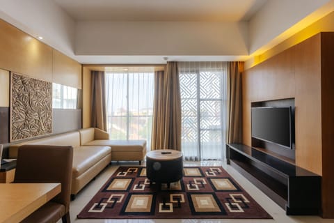 Family Suite | Living area | 42-inch LCD TV with satellite channels, TV