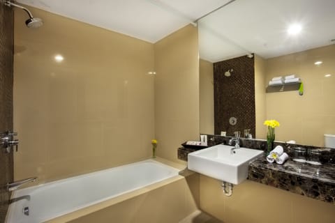 Family Suite | Bathroom | Rainfall showerhead, free toiletries, hair dryer, slippers
