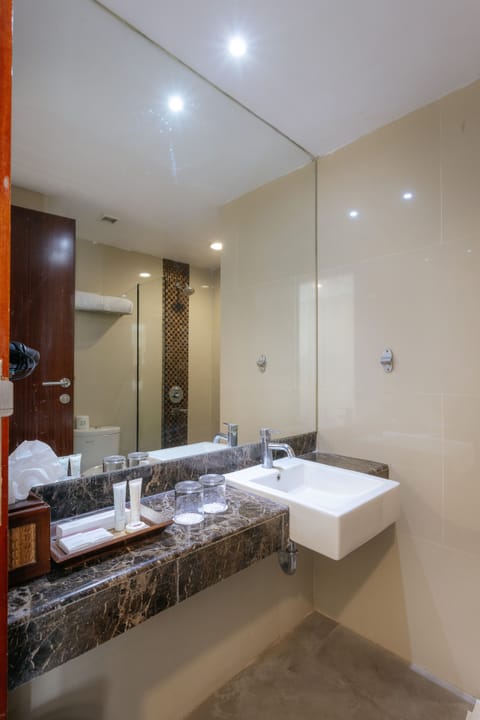 Deluxe Room, Pool View | Bathroom | Rainfall showerhead, free toiletries, hair dryer, slippers