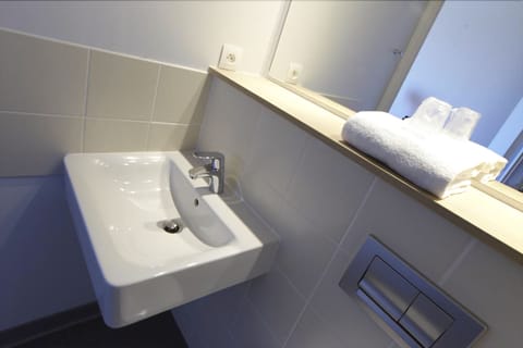 Shower, eco-friendly toiletries, towels