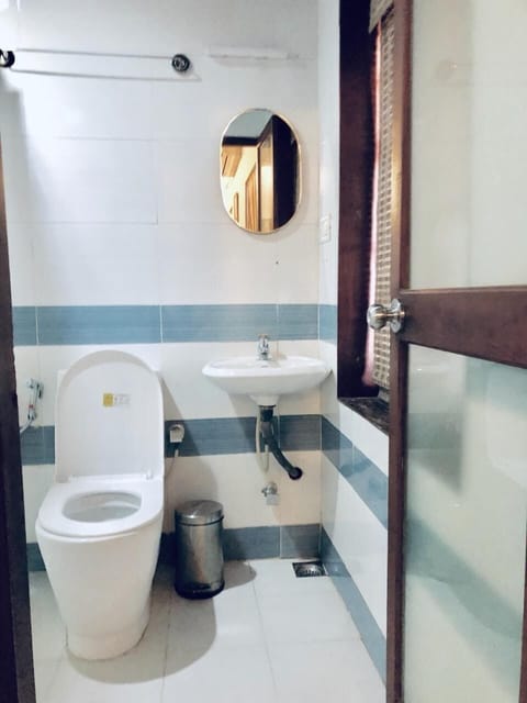 Executive Room, 1 Bedroom, Partial Lake View | Bathroom | Shower, free toiletries, towels