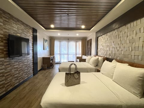 Suite Poolview | Minibar, in-room safe, individually decorated, individually furnished