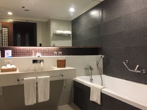 Deluxe Room, Non Smoking | Bathroom | Separate tub and shower, rainfall showerhead, free toiletries