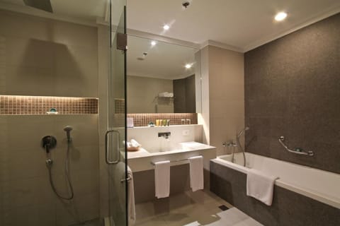 Junior Suite, Non Smoking | Bathroom | Separate tub and shower, rainfall showerhead, free toiletries