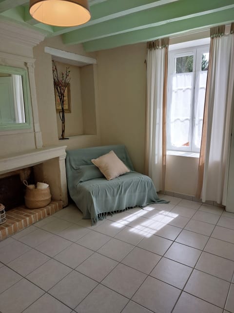 Family Room (Chez Maelle) | Desk, travel crib, free WiFi, bed sheets