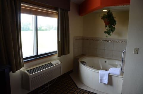 Suite, 1 King Bed, Non Smoking (One-Bedroom) | Jetted tub