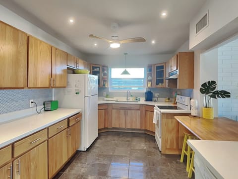 House (Sunshine House) | Private kitchen | Fridge, microwave, oven, stovetop