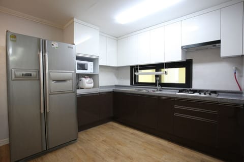 Full-size fridge, microwave, stovetop, electric kettle
