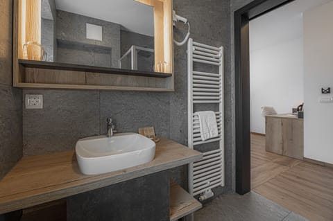 Panoramic Triple Room | Bathroom | Shower, hydromassage showerhead, free toiletries, hair dryer