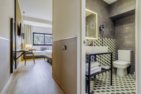 Comfort Triple Room | Bathroom | Shower, free toiletries, hair dryer, towels
