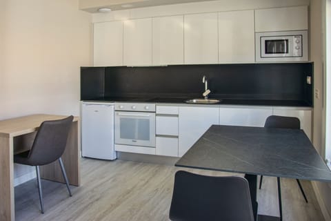 Superior Apartment | Private kitchen | Fridge, microwave, oven, stovetop