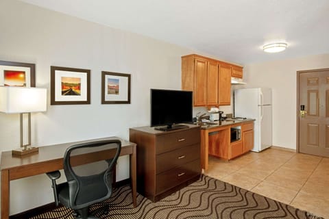 Room, 1 King Bed, Accessible, Non Smoking (Mobility Accessible) | Premium bedding, desk, laptop workspace, blackout drapes