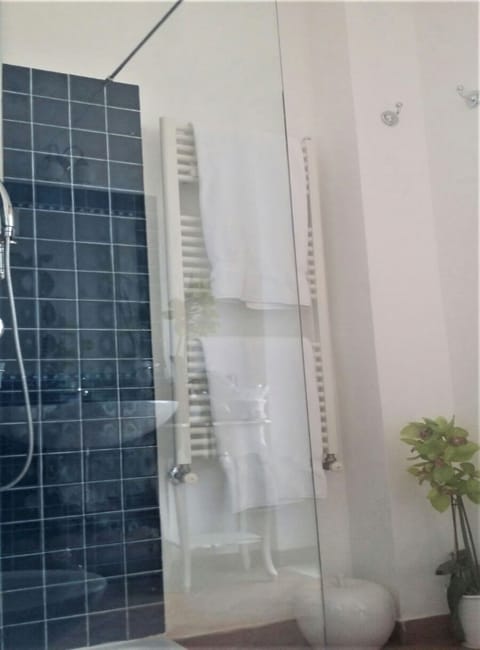 Triple Room | Bathroom | Shower, free toiletries, hair dryer, slippers