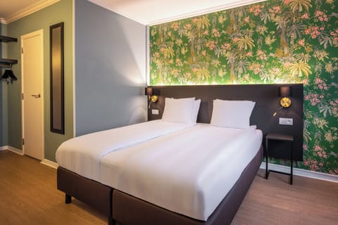 Premium bedding, in-room safe, desk, laptop workspace