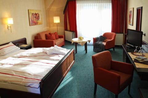 Double Room | Minibar, in-room safe, desk, rollaway beds