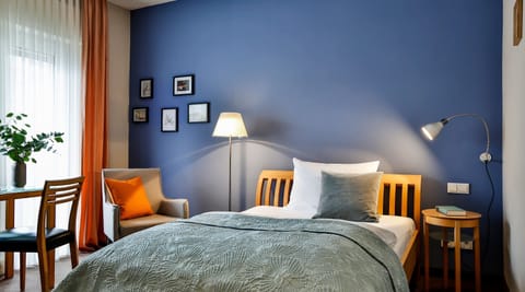 Orange Double Room | Hypo-allergenic bedding, individually decorated, desk