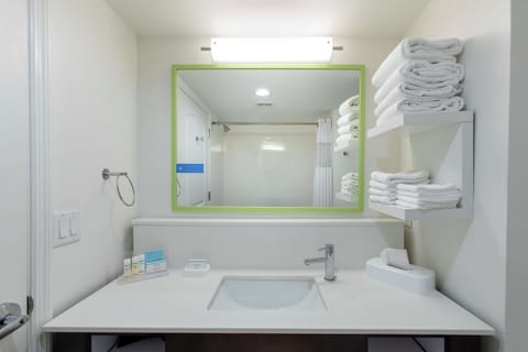 Studio, 2 Queen Beds, Balcony | Bathroom | Combined shower/tub, free toiletries, hair dryer, towels