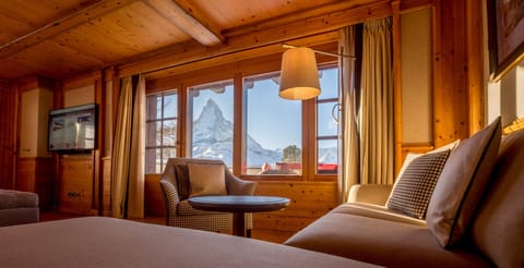 Deluxe Suite (Matterhorn, Junior) | Premium bedding, minibar, in-room safe, desk