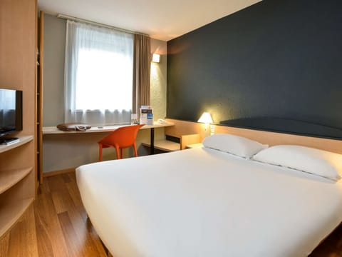 Room, 1 Double Bed | In-room safe, desk, free WiFi, bed sheets