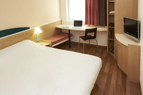 In-room safe, desk, free WiFi, bed sheets