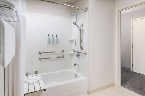 Combined shower/tub, hair dryer, towels