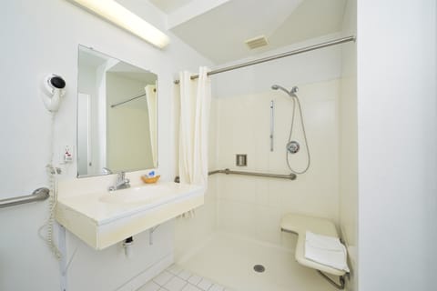 Combined shower/tub, free toiletries, hair dryer, towels