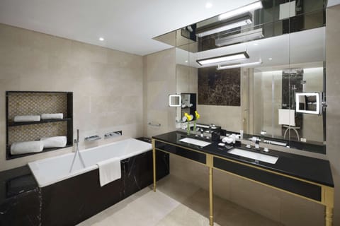 Suite (Diplomat) | Bathroom | Combined shower/tub, rainfall showerhead, designer toiletries