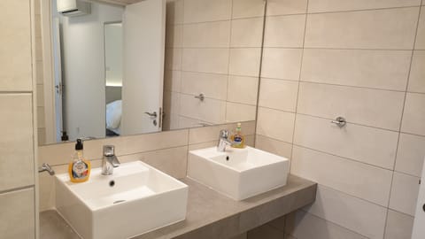 Studio Suite, 2 Bedrooms | Bathroom | Shower, hair dryer, towels