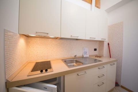 Studio, Kitchenette | Private kitchen | Microwave