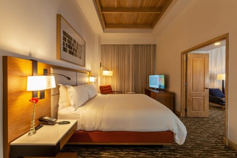 Suite, 1 Bedroom, Business Lounge Access (Club Floor) | Egyptian cotton sheets, premium bedding, pillowtop beds, minibar