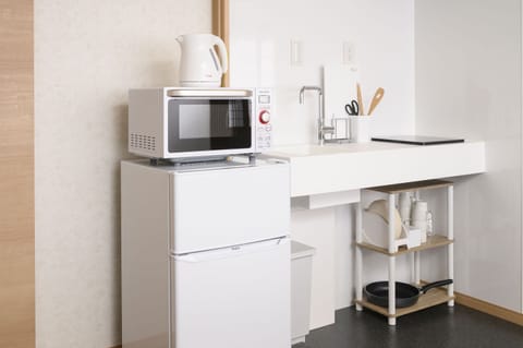 Room C | Private kitchenette | Fridge, microwave, stovetop, electric kettle