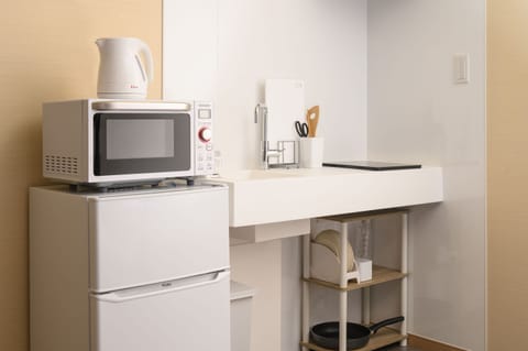 Room A | Private kitchen | Fridge, microwave, stovetop, electric kettle