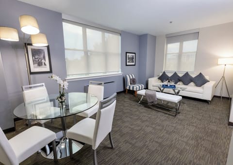 Executive Suite (Level) | Living area