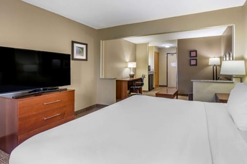 Suite, Non Smoking | In-room safe, desk, blackout drapes, iron/ironing board