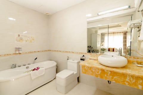 Romeliess Suite, Garden View | Bathroom | Free toiletries, hair dryer, slippers, towels