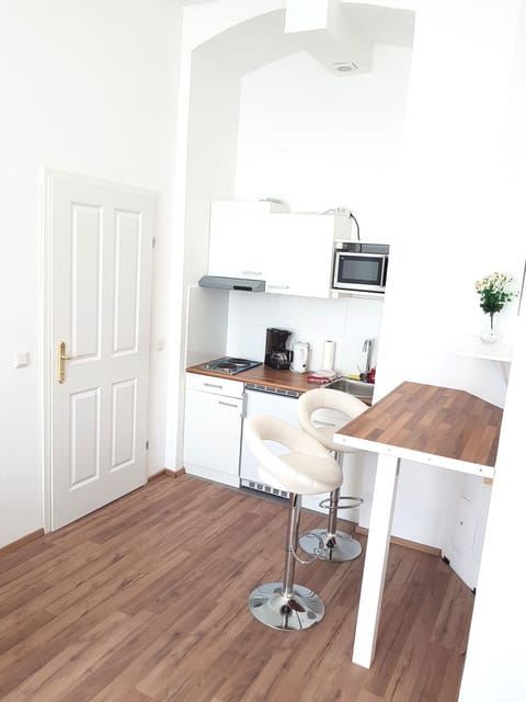 City Apartment | Individually decorated, iron/ironing board, free WiFi, bed sheets