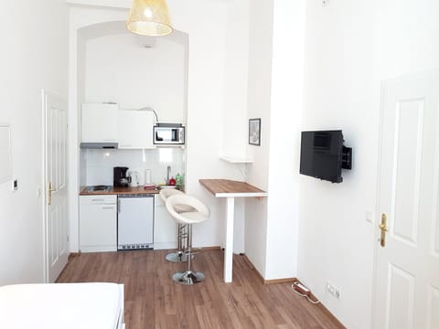 City Apartment | Individually decorated, iron/ironing board, free WiFi, bed sheets