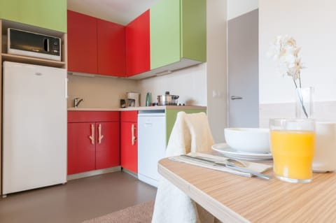 Apartment 7 people - 1 bedroom + 1 sleeping alcove | Private kitchen | Fridge, microwave, stovetop, dishwasher