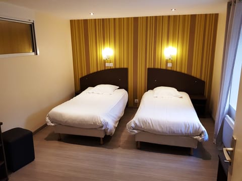 Quadruple Room | Desk, soundproofing, free WiFi, bed sheets