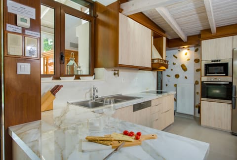 Villa, 6 Bedrooms, Private Pool, Garden View | Private kitchen