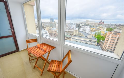 Apartment, 2 Bedrooms, Smoking, City View | Interior